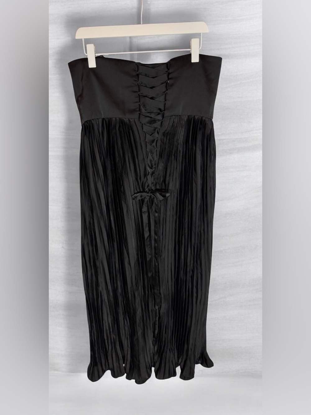 Beautiful Black Strapless Pleated Evening Dress - Picture 3 of 4